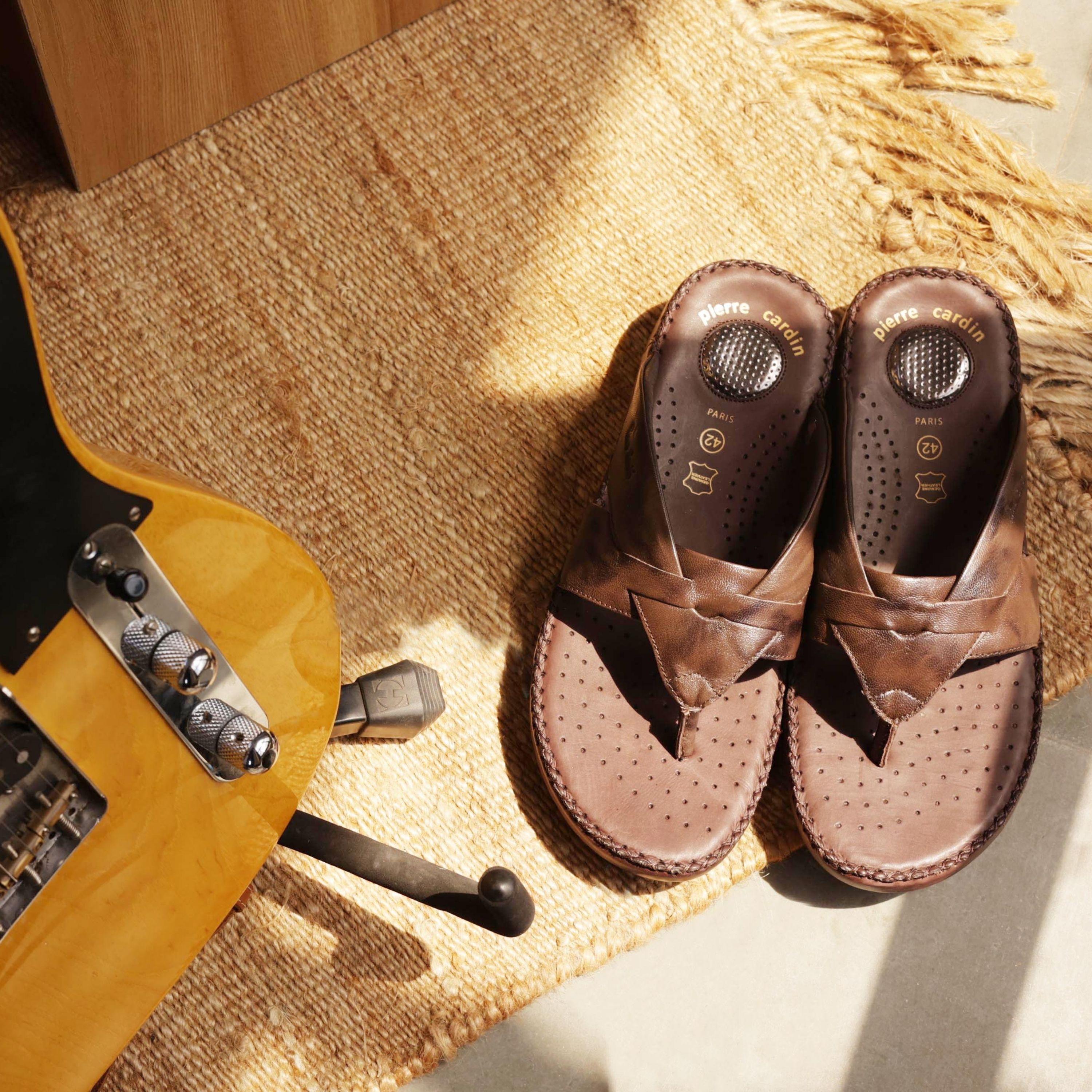 マロン Buy Pierre Cardin Brown Leather Toe-Post Sandals